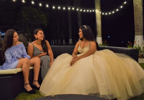 Quinceañera compartiendo con amigos